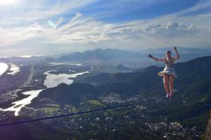 Американка-экстремалка пробежалась на каблуках по канату над пропастью 