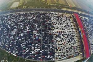 Сеть взорвал ролик с ошеломляющей дорожной пробкой в Китае