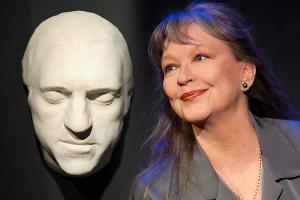 В Париже с молотка ушла посмертная маска Высоцкого и стих, написанный рукой поэта