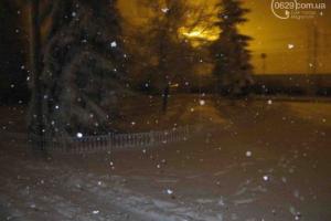 На Донбасс пришла зима: снегом завалило Волноваху