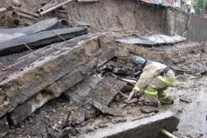 В Америке парковка у ресторана ушла под землю вместе с автомобилями. Видео