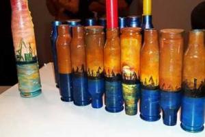 В Киеве художница из Мариуполя открыла выставку картин на гильзах