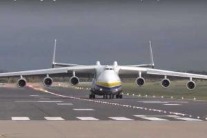 В сеть попало видео приземления крупнейшего в мире самолета Ан-225 "Мрiя" в аэропорту Британии