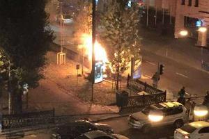 В центре вечернего Киева вспыхнул автомобиль