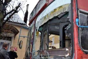 В Житомире троллейбус жестко "подвинул" маршрутку на остановке: есть пострадавшие
