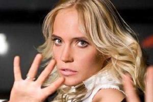 Певица Глюкоза вышла на публику в эротичном свадебном платье