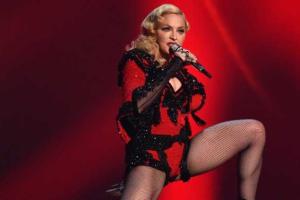 Певица Мадонна пугает поклонников своими зубами