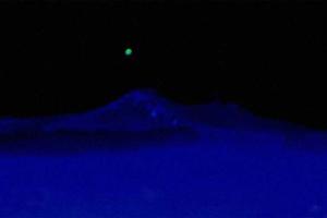 Пользователи сети обсуждают впечатляющее видео с НЛО, влетающим в жерло вулкана на Сицилии