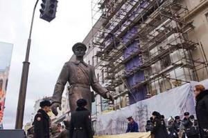 В центре российской Самары вырос памятник Дяде Степе