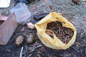 На Луганщине в лесополосе сотрудники СБУ нашли тайник с боеприпасами