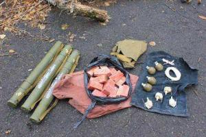 Сотрудники СБУ в селе под Волновахой обнаружили тайник с оружием и взрывчаткой