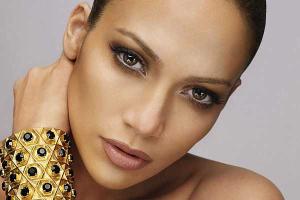 Джей Ло встала перед зрителями на концерте в пикантную позу