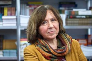 Алексиевич: война в Украине может вспыхнуть в любой момент, россияне готовы голодать и умирать за свои идеи