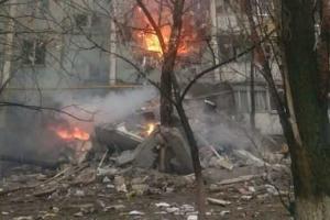 Видео с охваченным огнем многоэтажным домом в Волгограде: есть опасность обрушения здания