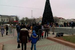 В Симферополе главную елку Крыма охраняют правоохранители с металлоискателем