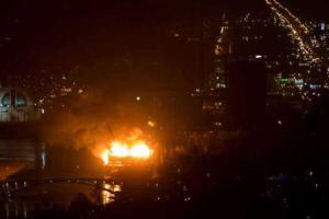 Жаркая ночь столичных огнеборцев: в Киеве тушили пожар в ресторанном комплексе "Мельница"