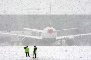 Из-за сильного снегопада в Турции закрываются аэропорты и автодороги