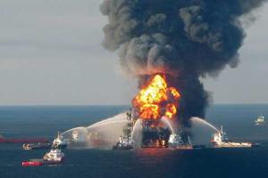 ​В сети появилось видео пожара на нефтяной платформе в Каспийском море, унесшего жизни десятков человек