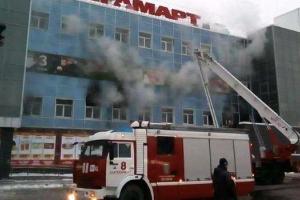 В российском Екатеринбурге шесть часов тушили масштабный пожар в торговом центре "Мегамарт"