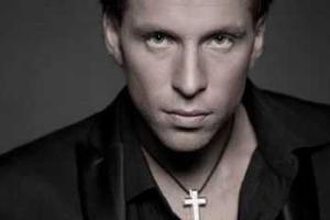 У российского телеведущего Арчи угнали "Mercedes" с документами и материалами клипа Наташи Королевой