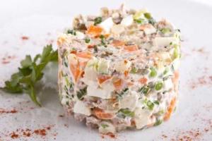 В российском городе Казань начали продавать салат оливье в стаканчике, как мороженое