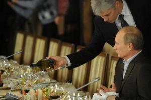 В этом году сотрудникам администрации Путина придется "сбрасываться" на новогодний корпоратив