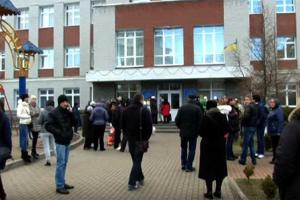 Скандал в Киеве: в одной из школ конфликт между педагогом и старшеклассницей закончился двумя уголовными делами