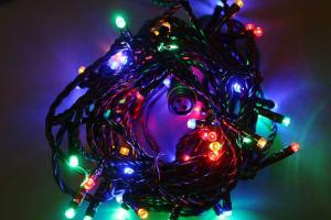 В российском городе Ростов-на-Дону местные жители воруют гирлянды с уличных елок 