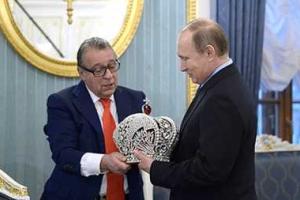 Артист Геннадий Хазанов подарил Путину императорскую корону