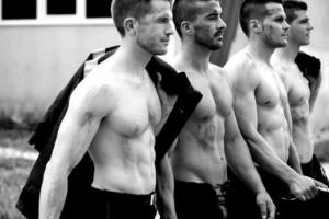 Во Франции вышел в свет календарь с "горячими" сексуальными пожарными