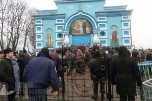 На Ровенщине продолжаются столкновения верующих у храма в селе Птичья 