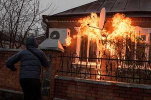 На Харьковщине в городе Краснокутск протестующие метали в дом начальника полиции "коктейли Молотова" 