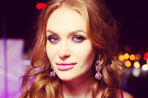 Рыжеволосая певица Слава показала пикантное фото с супругом