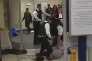 В лондонском метро вооруженный ножом мужчина напал на пассажиров, ранив несколько человек