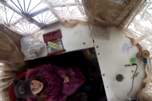 В российском городе Омск малолетняя девочка ограбила кассу аттракциона. Видео