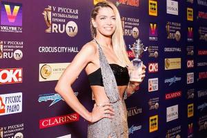 Фанаты гадают, зачем певица Вера Брежнева вписала в райдер двусторонний скотч