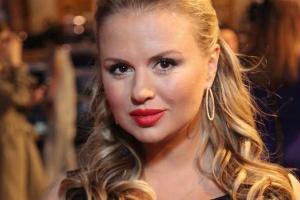 Певица Анна Семенович улетела к возлюбленному в Швейцарию