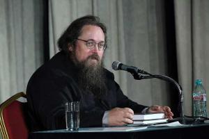 Российский священник "в пух и прах" раскритиковал слова "пропутинского" спикера РПЦ