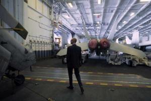 Яценюк посетил авианосец "Гарри Трумэн" и примерил защитную амуницию военнослужащих США