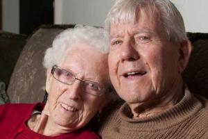 В Британии, познакомившись на танцах, решили вступить в брак 96-летняя невеста и 91-летний жених