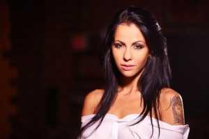 Экс-звезда телешоу "Дом-2" Елена Беркова подала в суд на театр, из которого ее со скандалом уволили