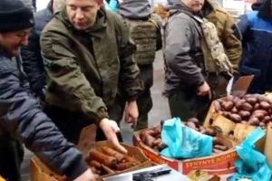 Глава "ДНР" Захарченко, вооружившись пистолетом, провел контрольное взвешивание на рынке Донецка