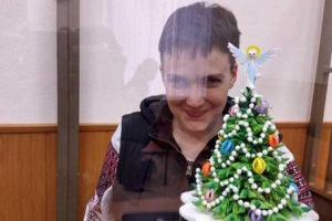 Надежда Савченко не теряет силы духа, продолжает голодовку и смастерила для судей новогоднюю елку - адвокат