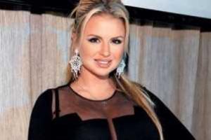 Певица Анна Семенович нежится на отдыхе в Швейцарии в объятиях своего возлюбленного