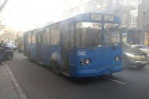 В центре Одессы загорелся троллейбус с пассажирами