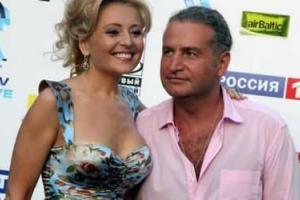 Звездная семья Агутин и Варум показали свою украшенную новогоднюю елочку