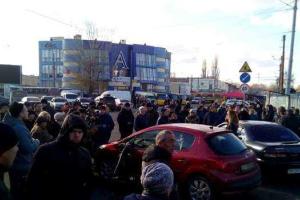 В Одессе взбунтовались торговцы рынка "Мода": возмущенные люди перекрыли дорогу