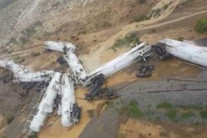 На северо-востоке Австралии объявили чрезвычайное положение: с рельсов сошел поезд с серной кислотой 