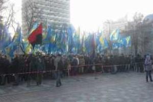 Под стенами ВР тысячи митингующих требуют отставки премьер-министра: "Яценяку на гилляку!"