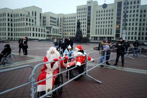 В Минске Дедов Морозов на инвалидных колясках не допустили к участию в рождественском марше